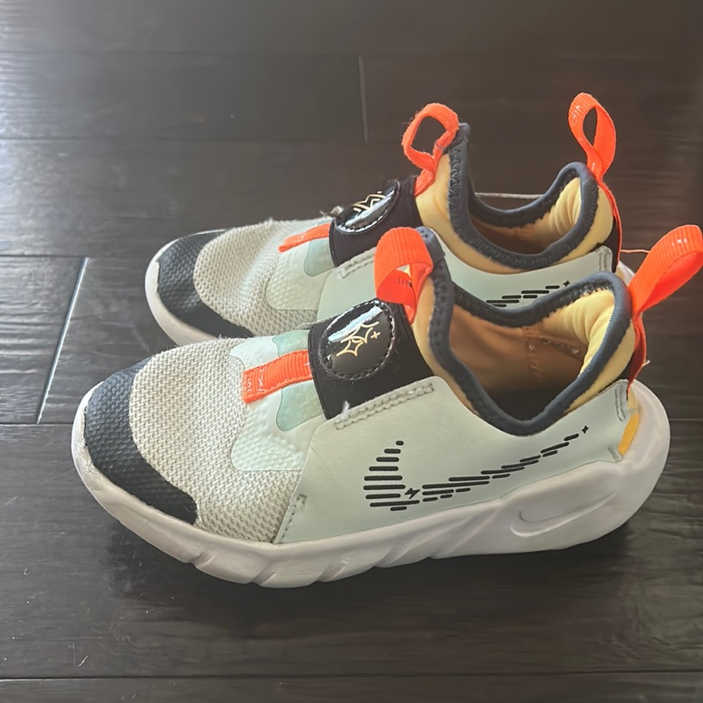 Nike Flex Runner shoe. Size 11C.